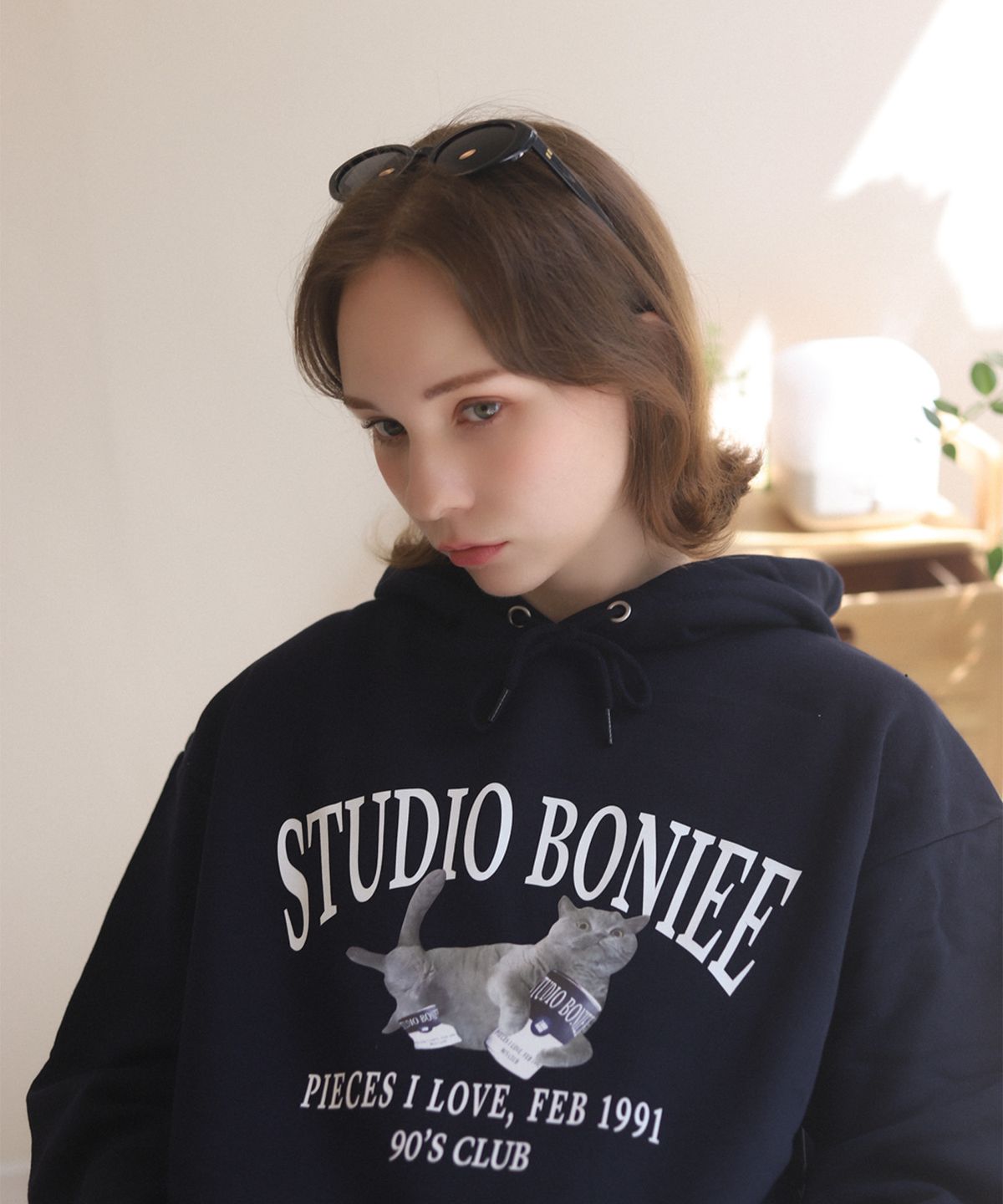 보늬(BONIEE) [기모 선택] 플라잉 브리티쉬 캣(Flying British Cat) 고양이 그래픽 로고 그래픽 오버 후드티 네이비