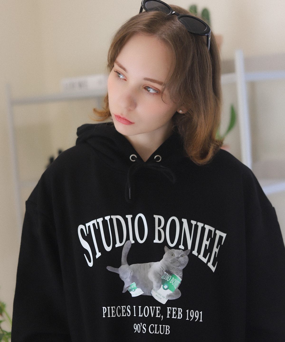 보늬(BONIEE) [기모 선택] 플라잉 브리티쉬 캣(Flying British Cat) 고양이 그래픽 로고 그래픽 오버 후드티 블랙
