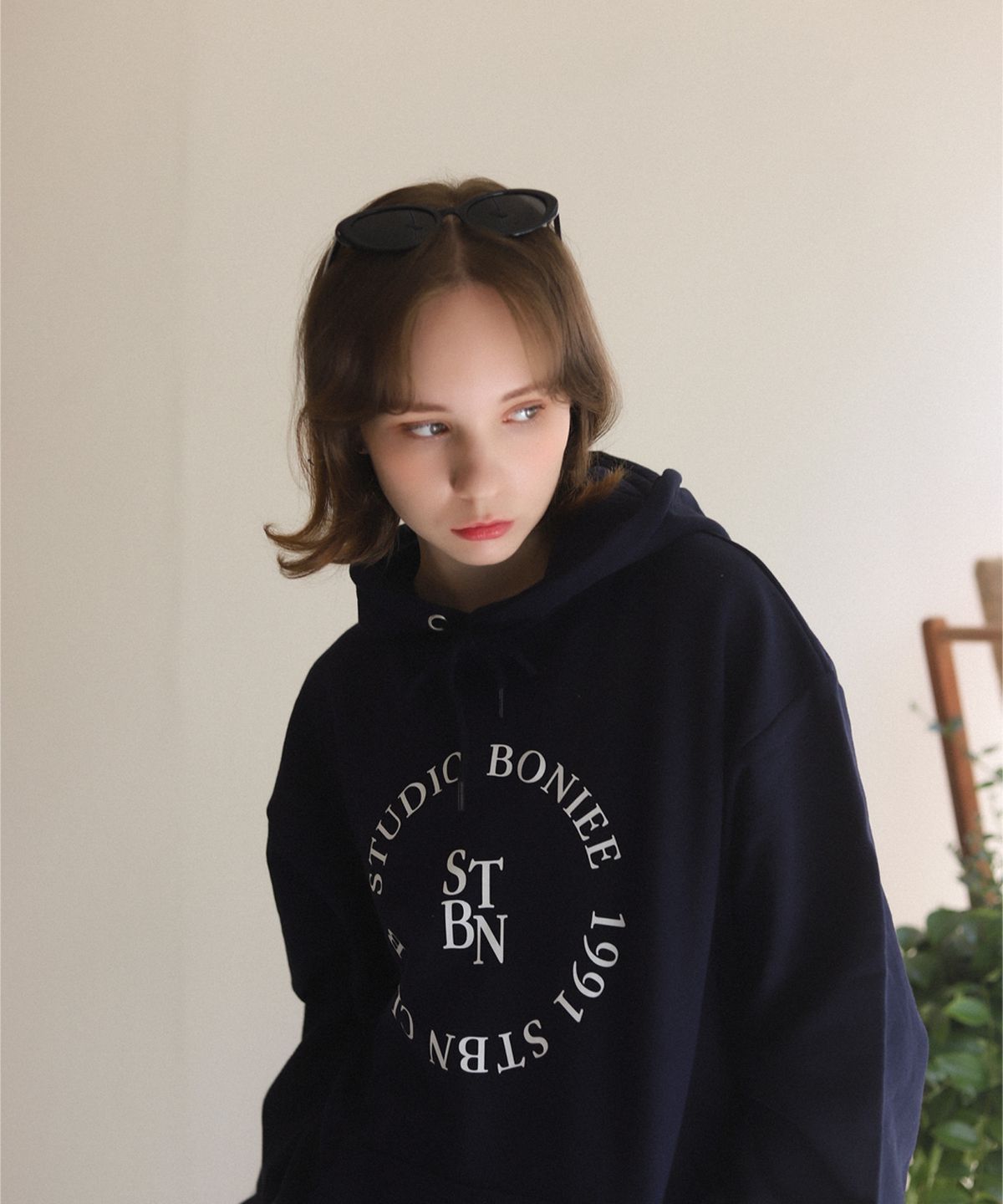 보늬(BONIEE) [기모 선택] 써클 라운드 타이포(Circle Round Typo) 그래픽 로고 그래픽 오버 후드 네이비