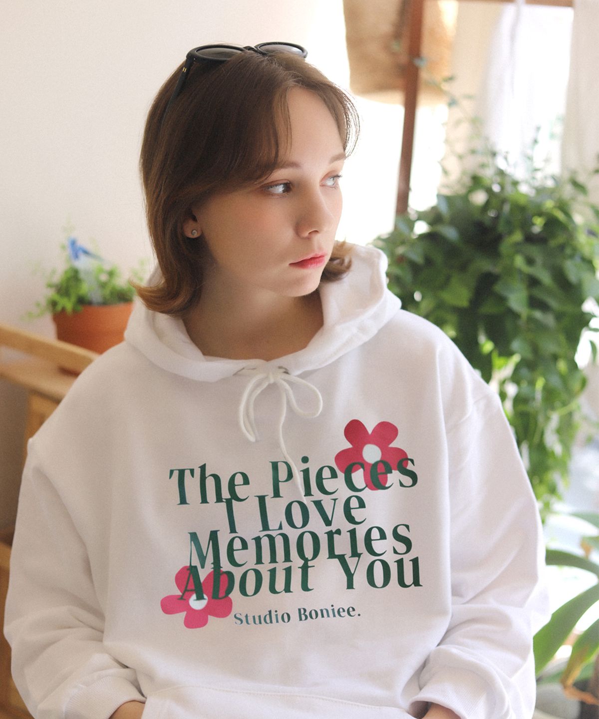 보늬(BONIEE) [기모 선택] 메모리즈 플라워(Memories Flower) 꽃 그래픽 로고 그래픽 오버 후드 화이트