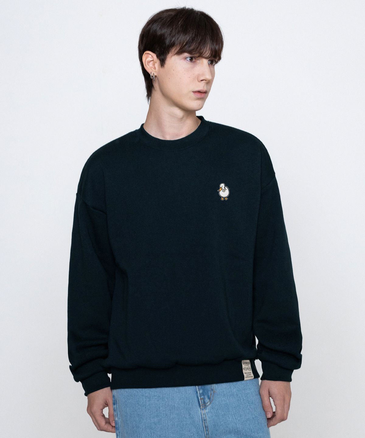 그레이버(GRAVER) [UNISEX]덕 플라워 자수 스마일 맨투맨_네이비