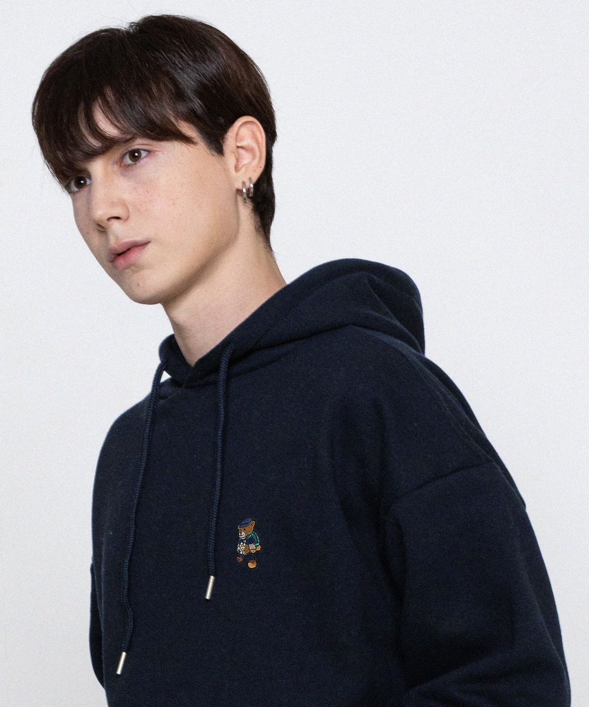 그레이버(GRAVER) [UNISEX]데이지 부케 베어 자수 후드티_네이비