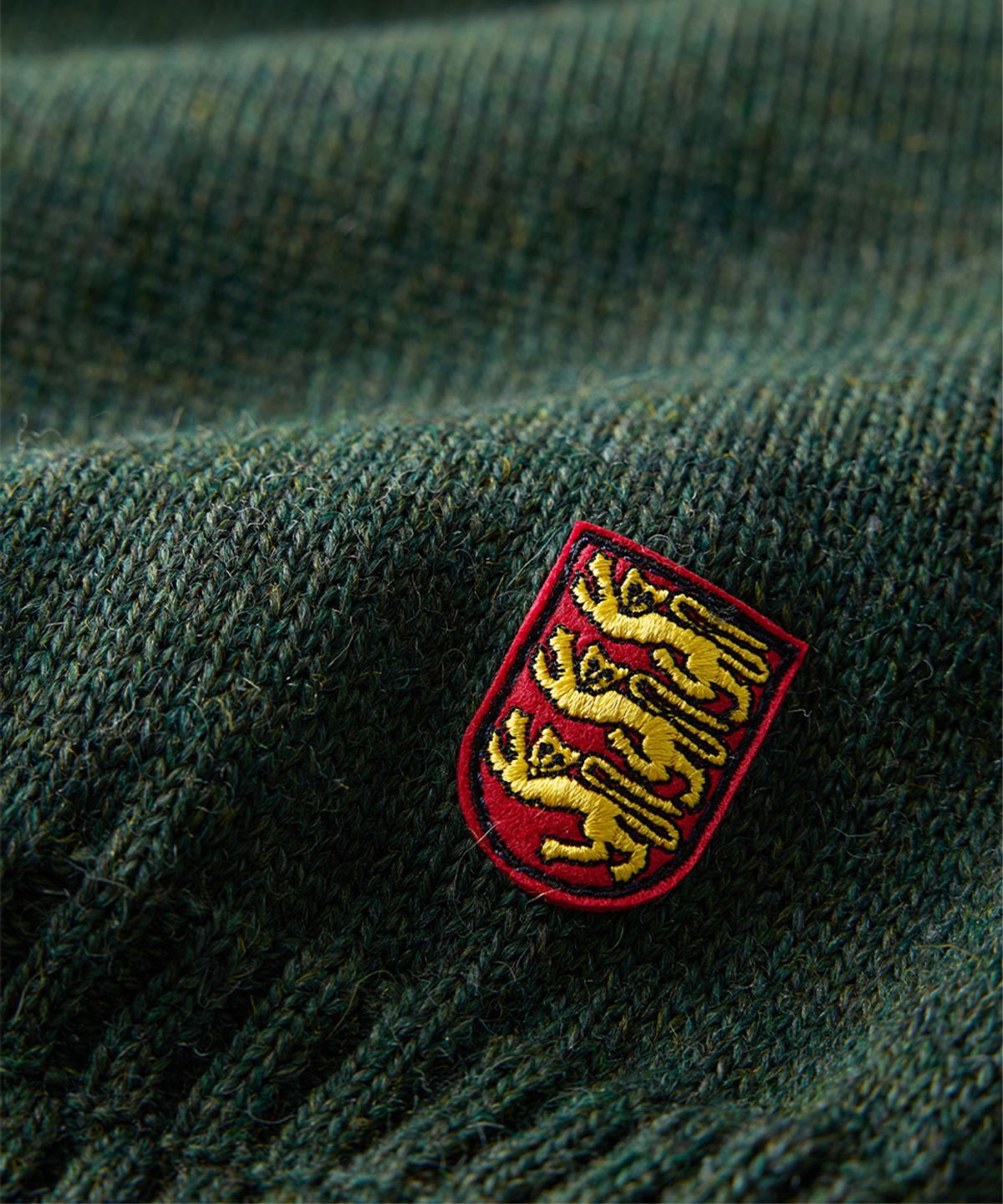 건지 울른스(Guernsey Woollens) 크루넥 홀가먼트 스웨터 - 로덴 그린
