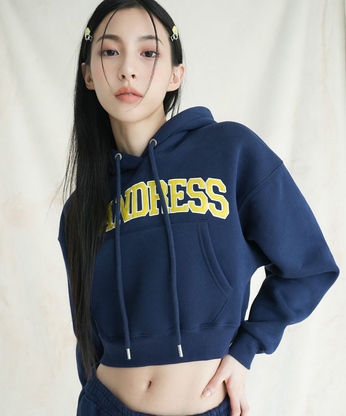 어반드레스(AVANDRESS) 아플리케 크롭 후드 - 3COL
