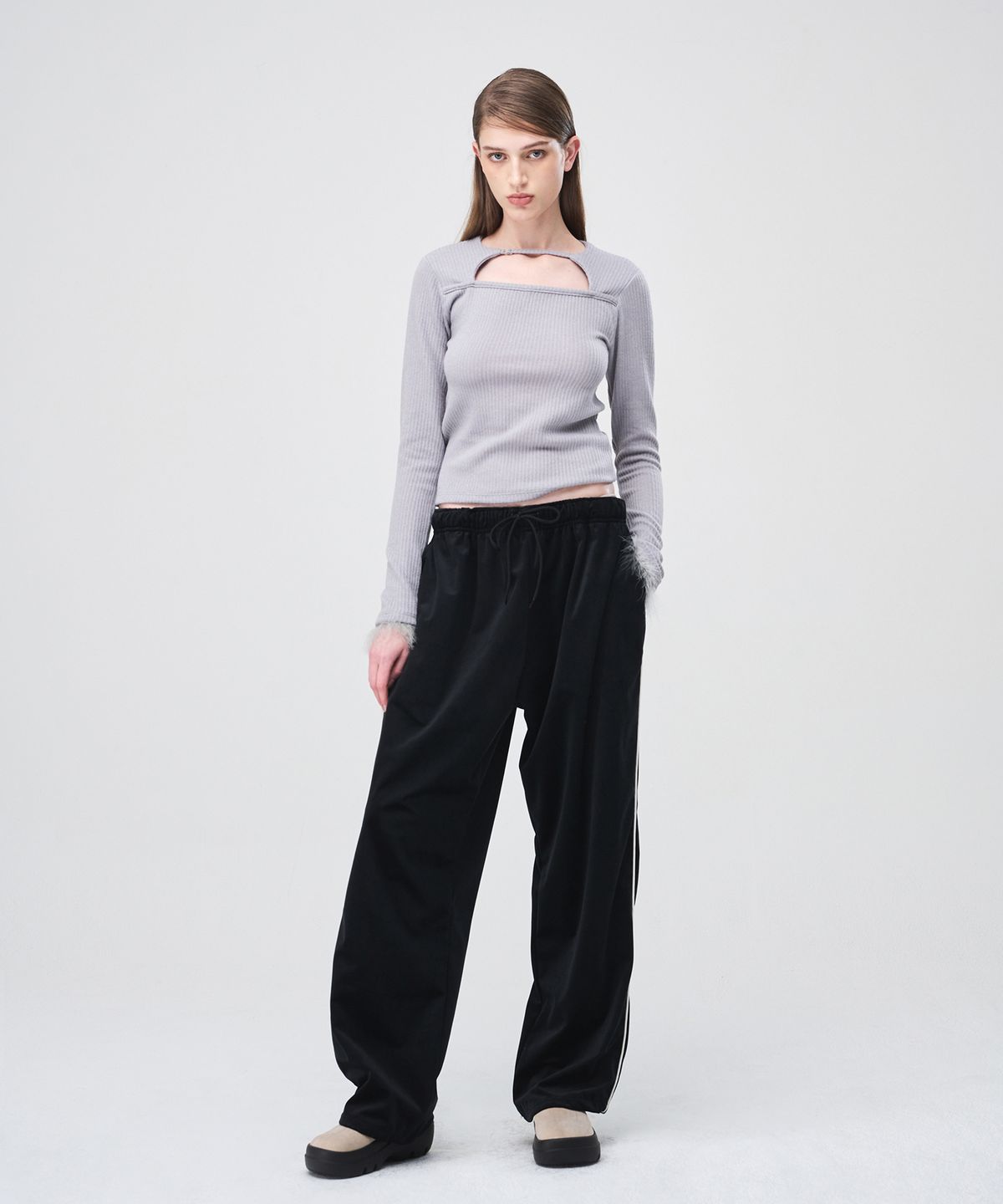 에트몽(ETMON) Fur Trimmed Strap T-Shirt  Light Grey