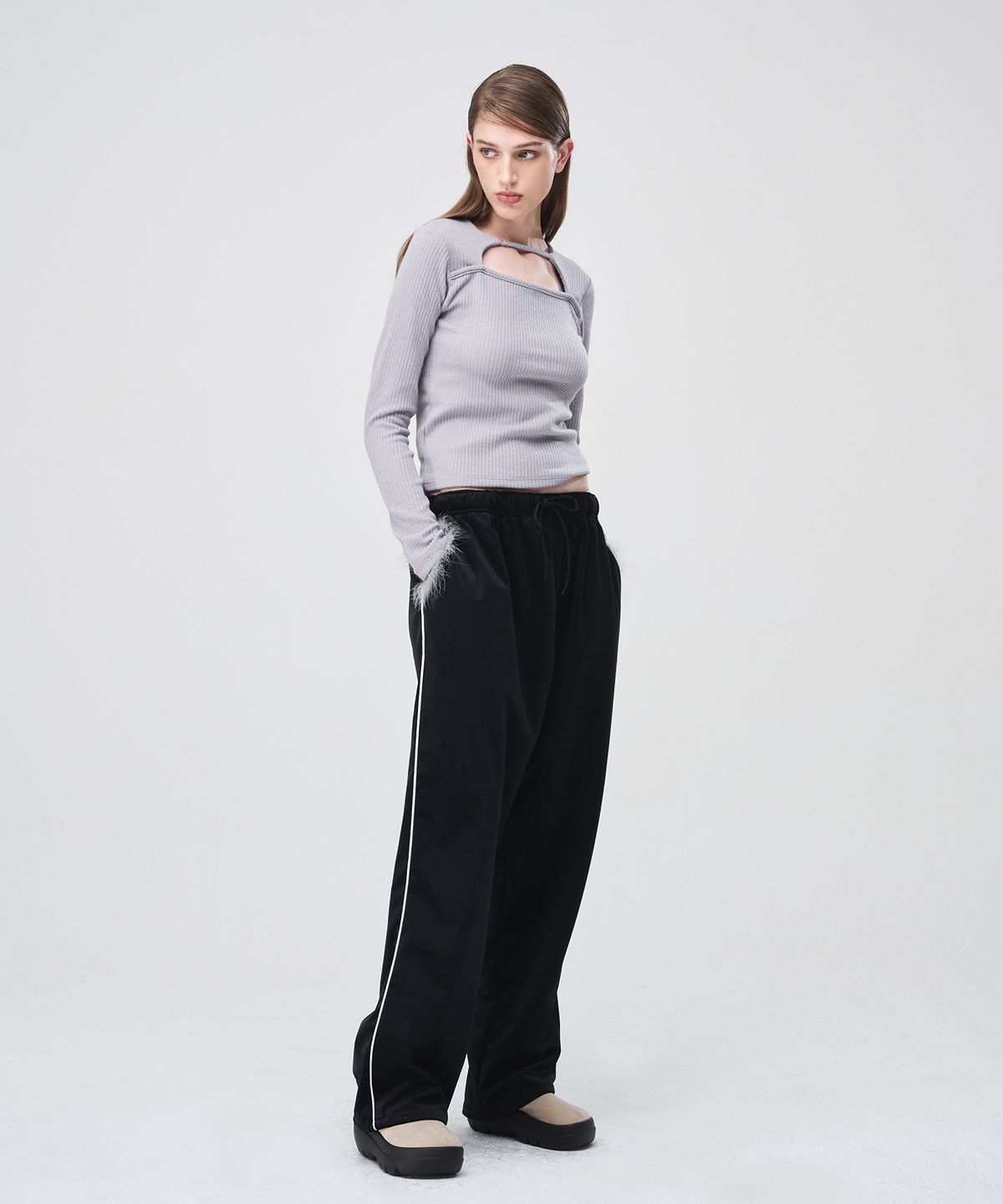 에트몽(ETMON) Fur Trimmed Strap T-Shirt  Light Grey