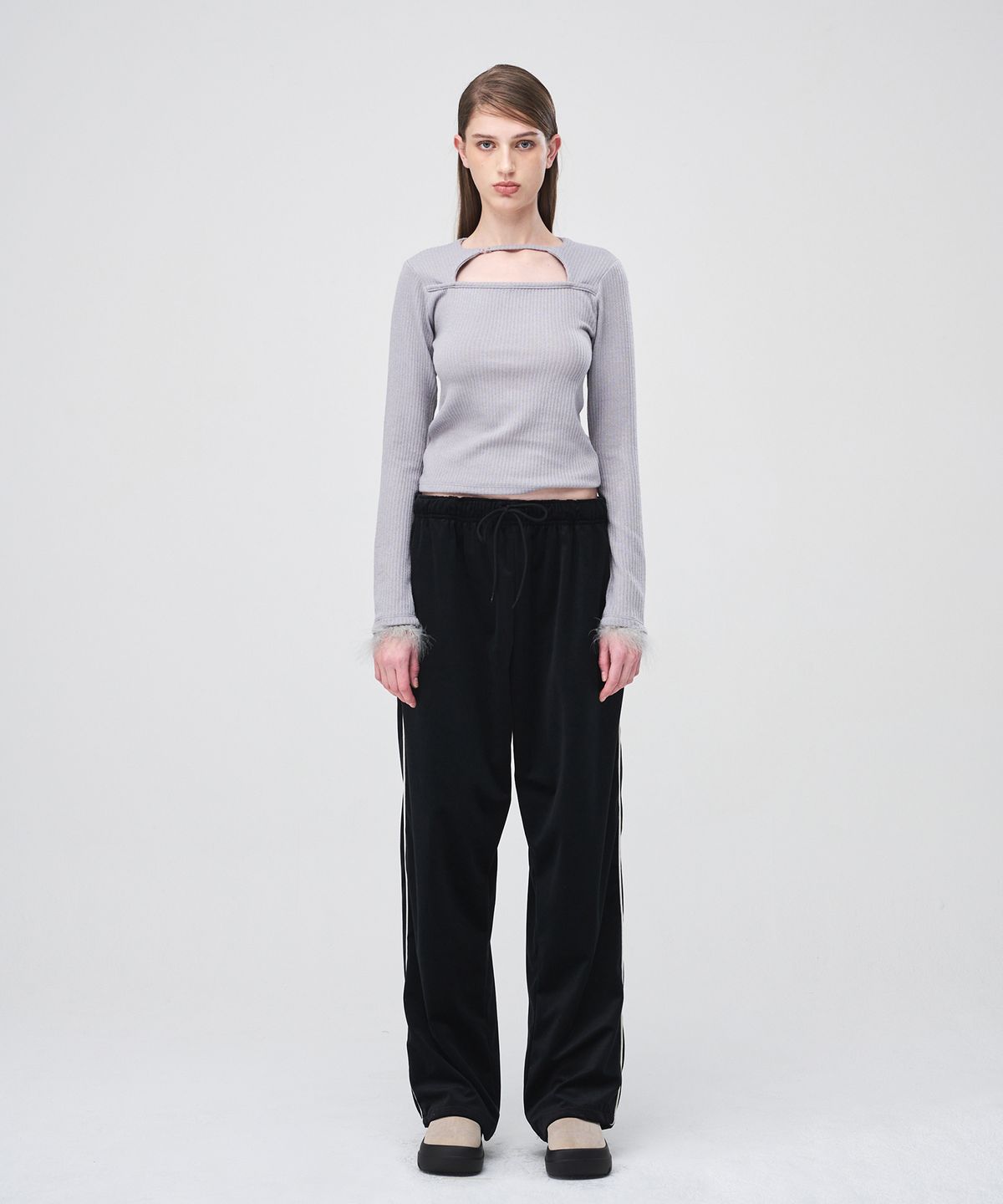 에트몽(ETMON) Fur Trimmed Strap T-Shirt  Light Grey