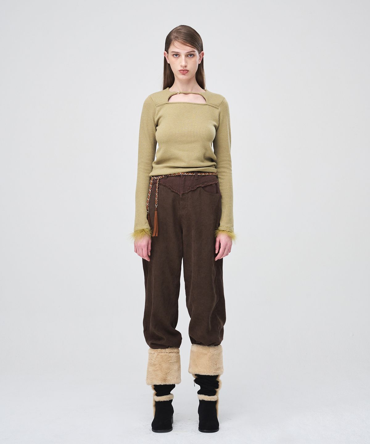 에트몽(ETMON) Fur Trimmed Strap T-Shirt Olive