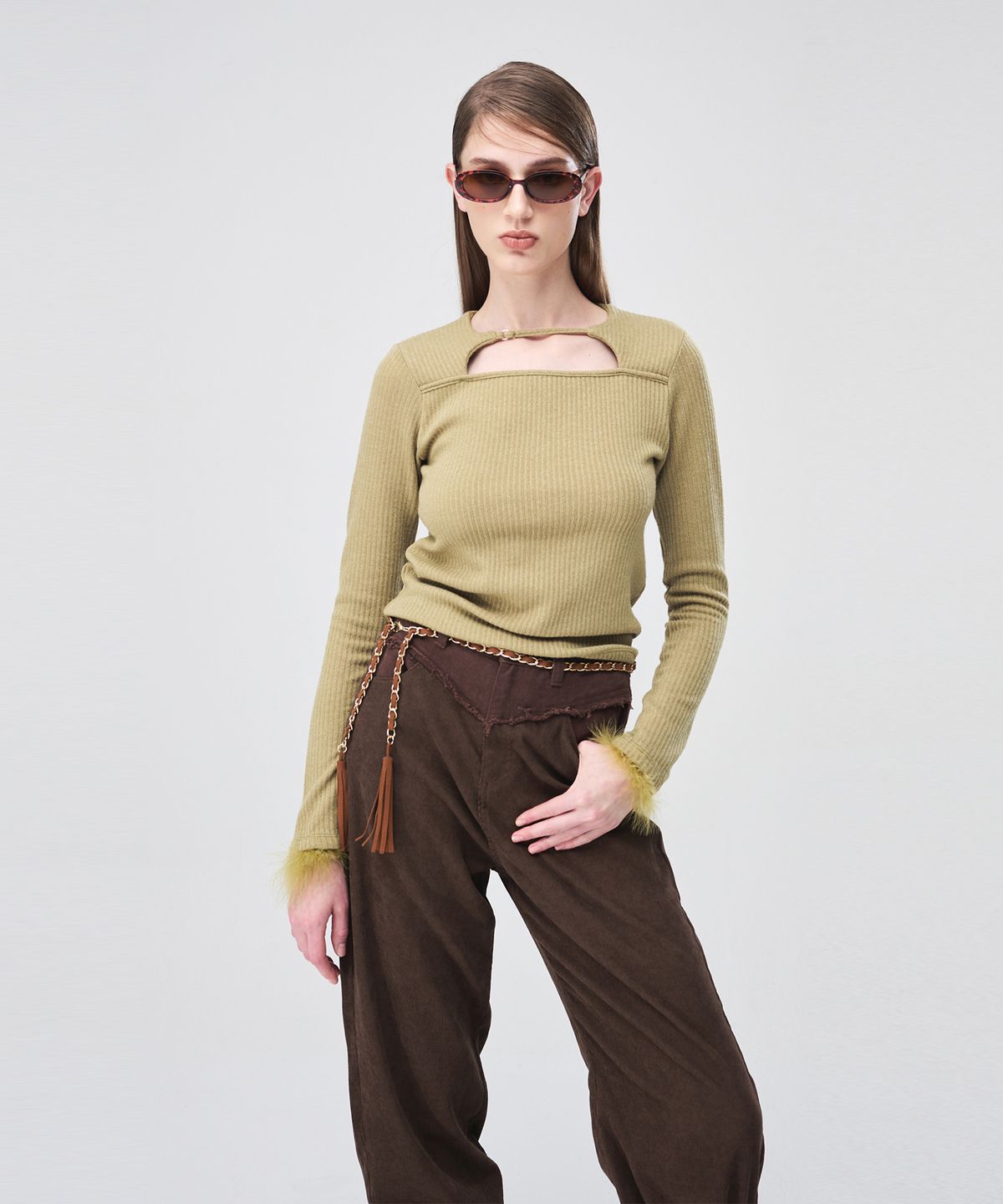 에트몽(ETMON) Fur Trimmed Strap T-Shirt Olive