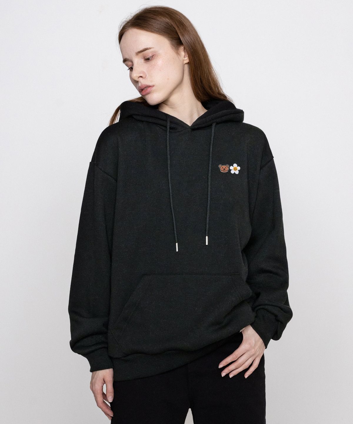 그레이버(GRAVER) [UNISEX]스몰 플라워 베어 페이스 자수 스마일 후드티_차콜