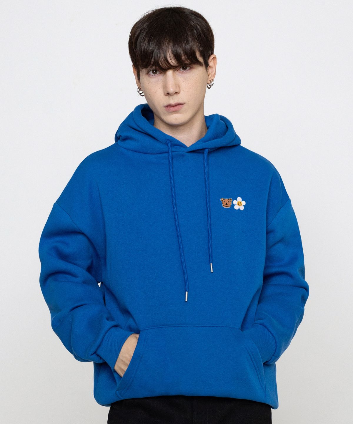 그레이버(GRAVER) [UNISEX]스몰 플라워 베어 페이스 자수 스마일 후드티_코발트블루