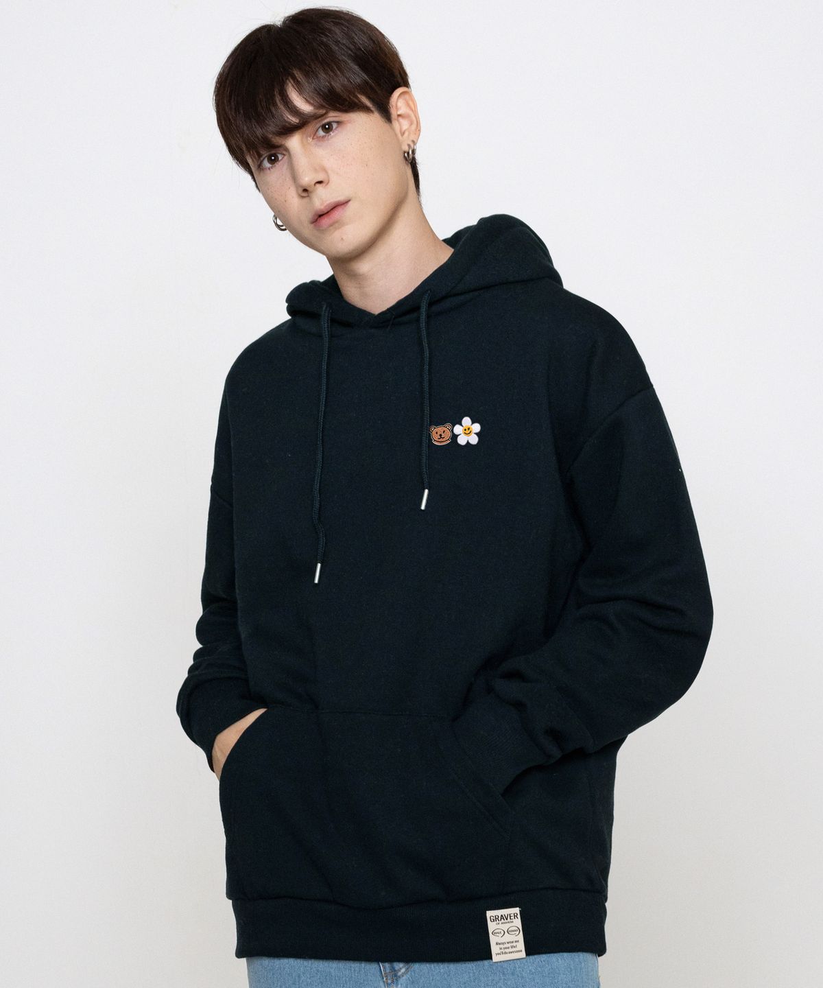 그레이버(GRAVER) [UNISEX]스몰 플라워 베어 페이스 자수 스마일 후드티_네이비