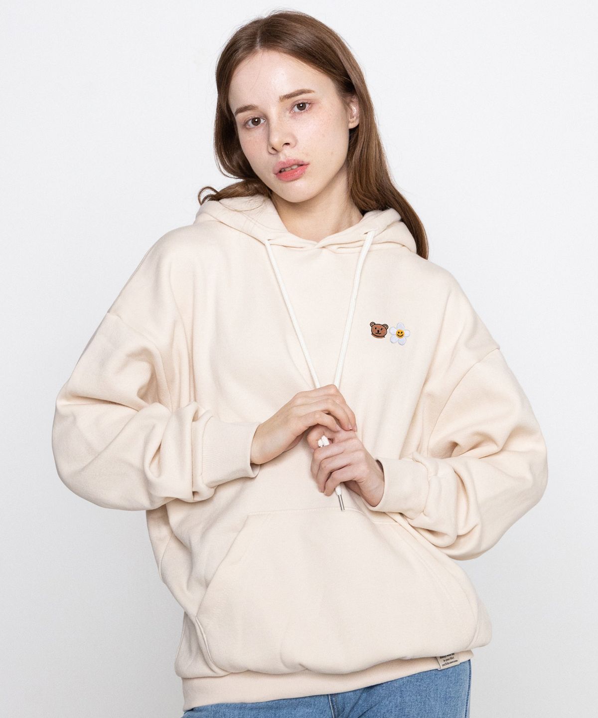 그레이버(GRAVER) [UNISEX]스몰 플라워 베어 페이스 자수 스마일 후드티_크림