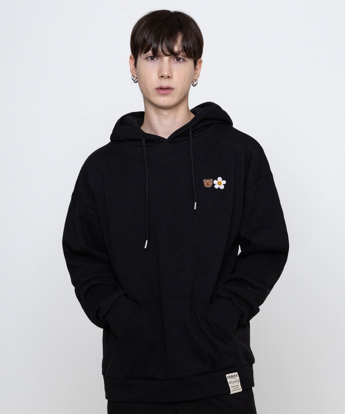그레이버(GRAVER) [UNISEX]스몰 플라워 베어 페이스 자수 스마일 후드티_블랙