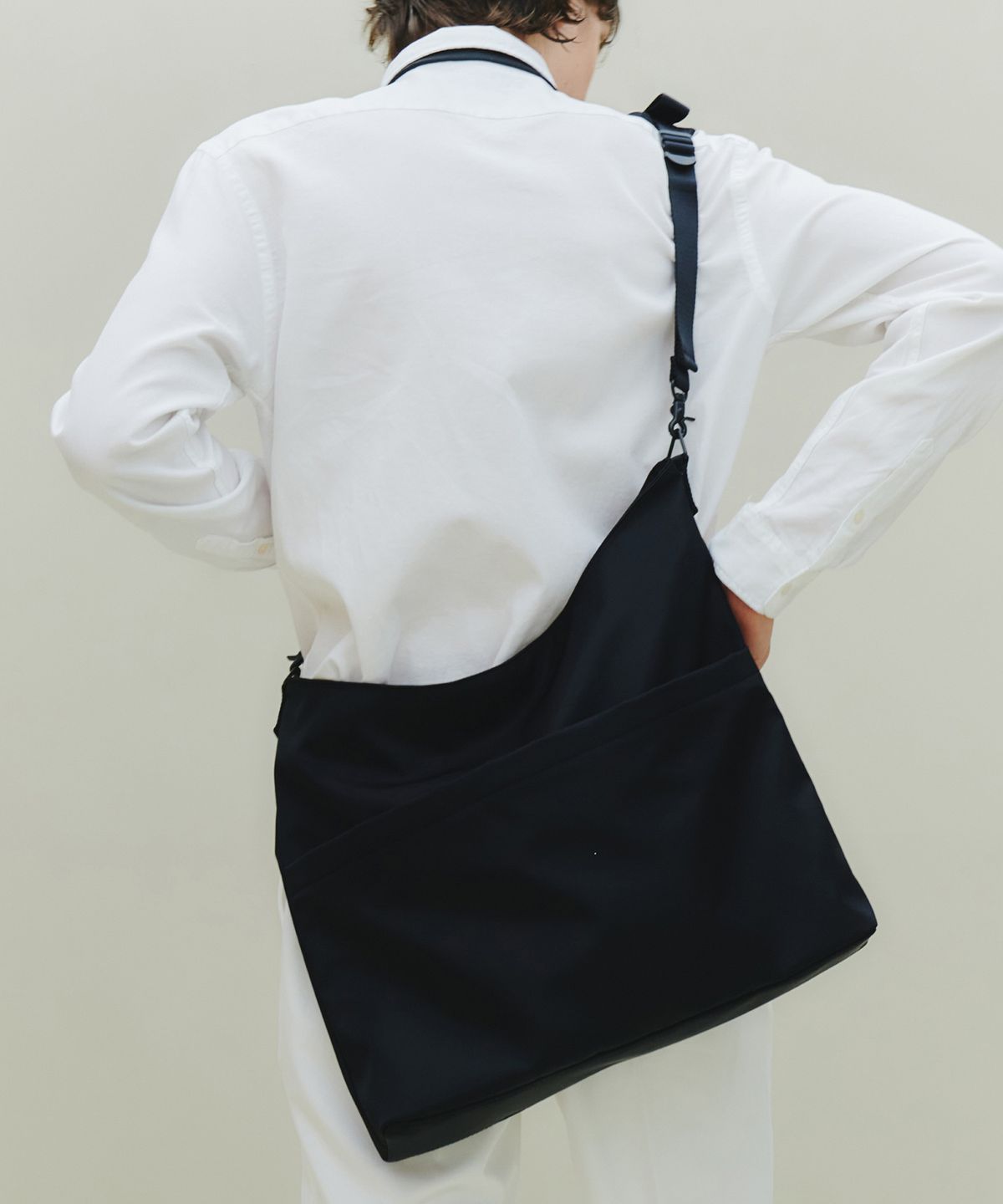 하 아카이브(HAHARCHIVE) 아크 포켓 블랙 메신저백
