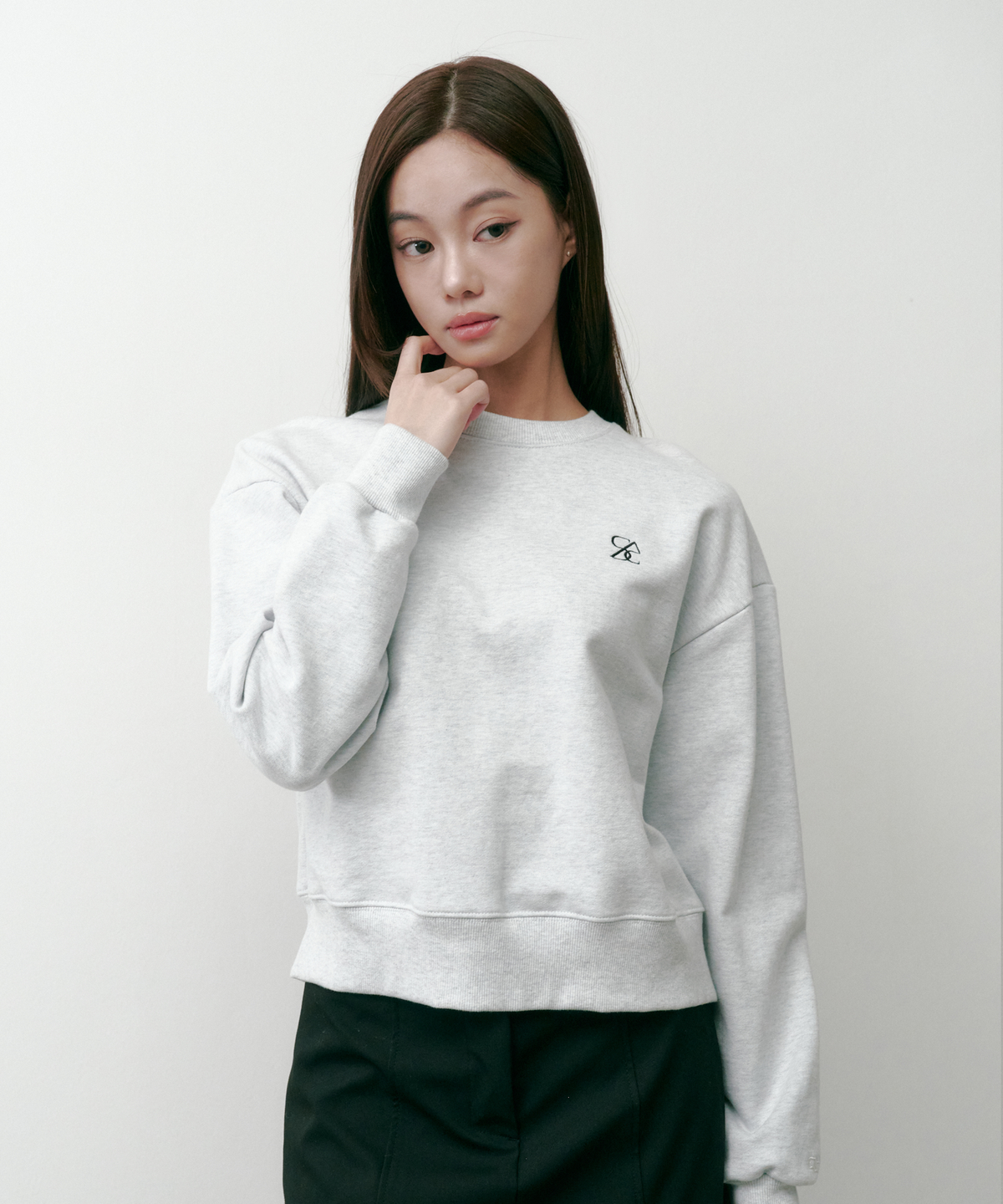솔트앤초콜릿(SALT AND CHOCOLATE) SAC 로고 크롭 스웨트셔츠 멜란지그레이 4W2233301