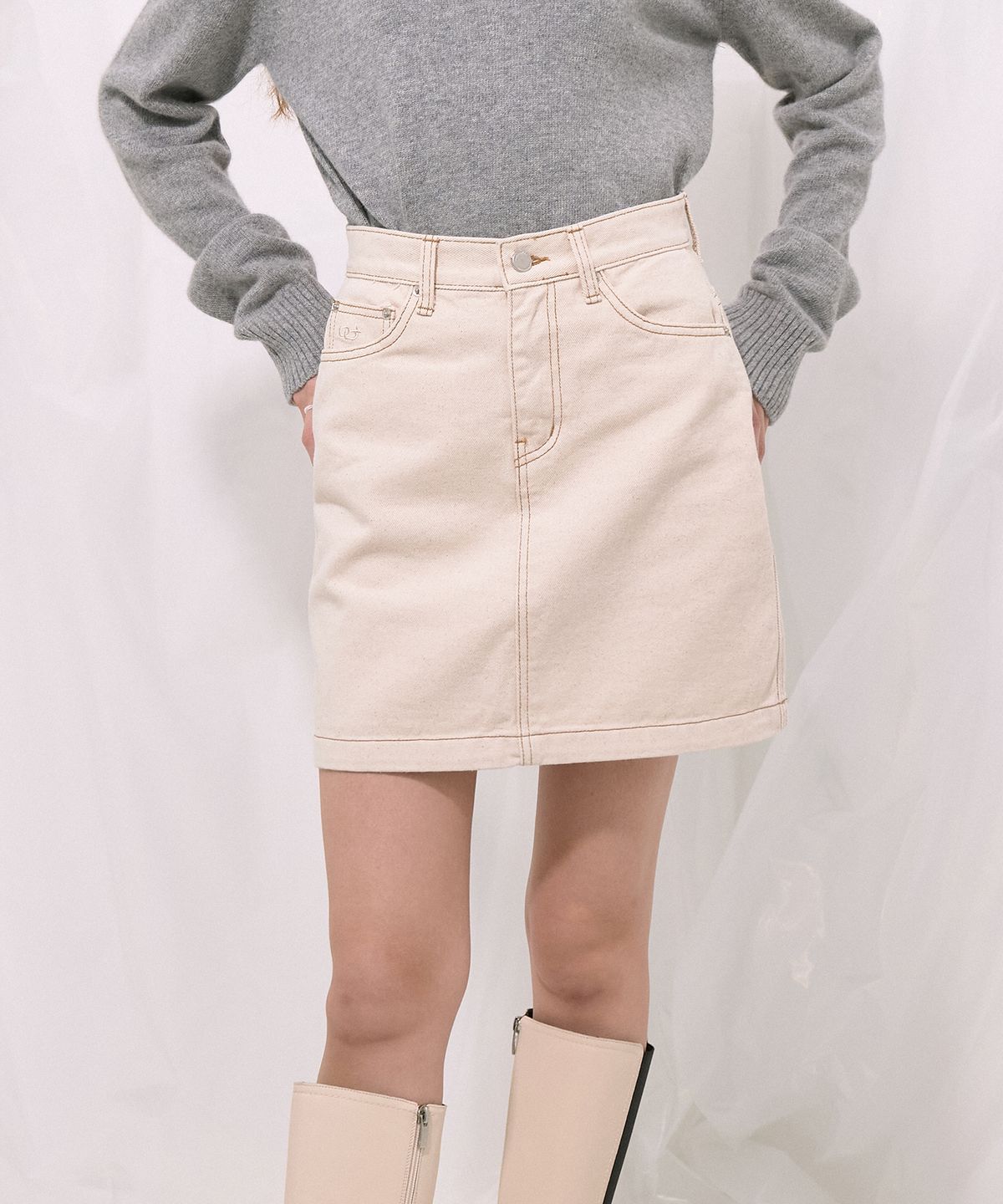 솔트앤초콜릿(SALT AND CHOCOLATE) SAC 로고 네츄럴 베이직 데님 스커트 4W223Z101