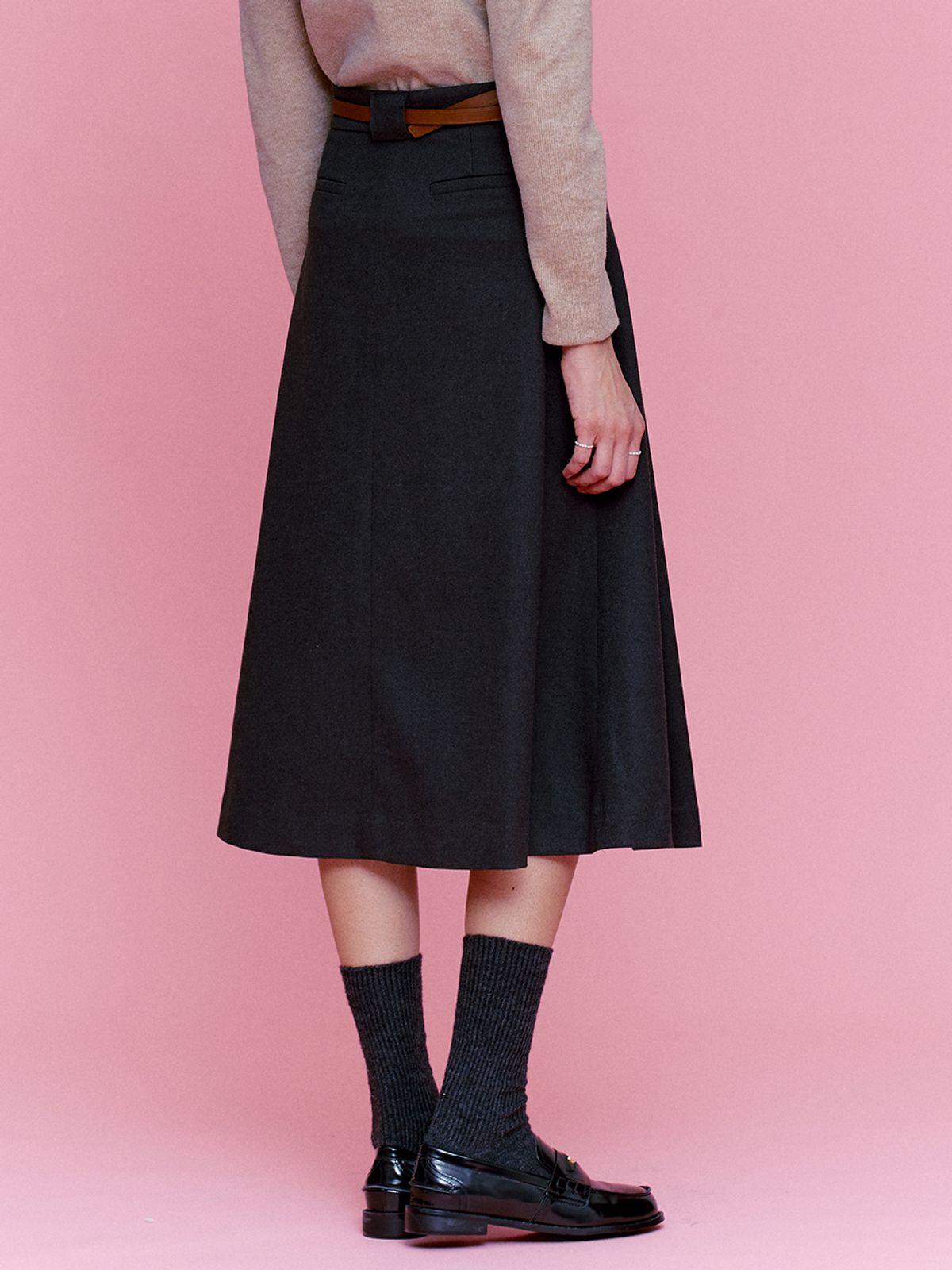 비뮤즈맨션(BEMUSE MANSION) Side pleated midi skirt - Charcoal