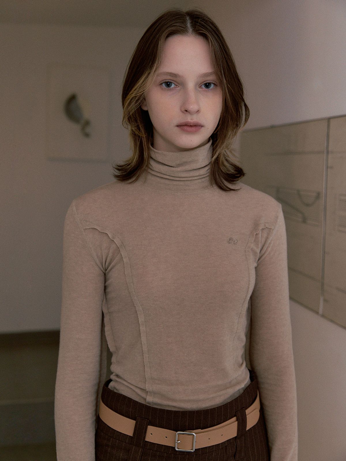시눈(SINOON) RAW EDGE TURTLE NECK (LIGHT BEIGE)