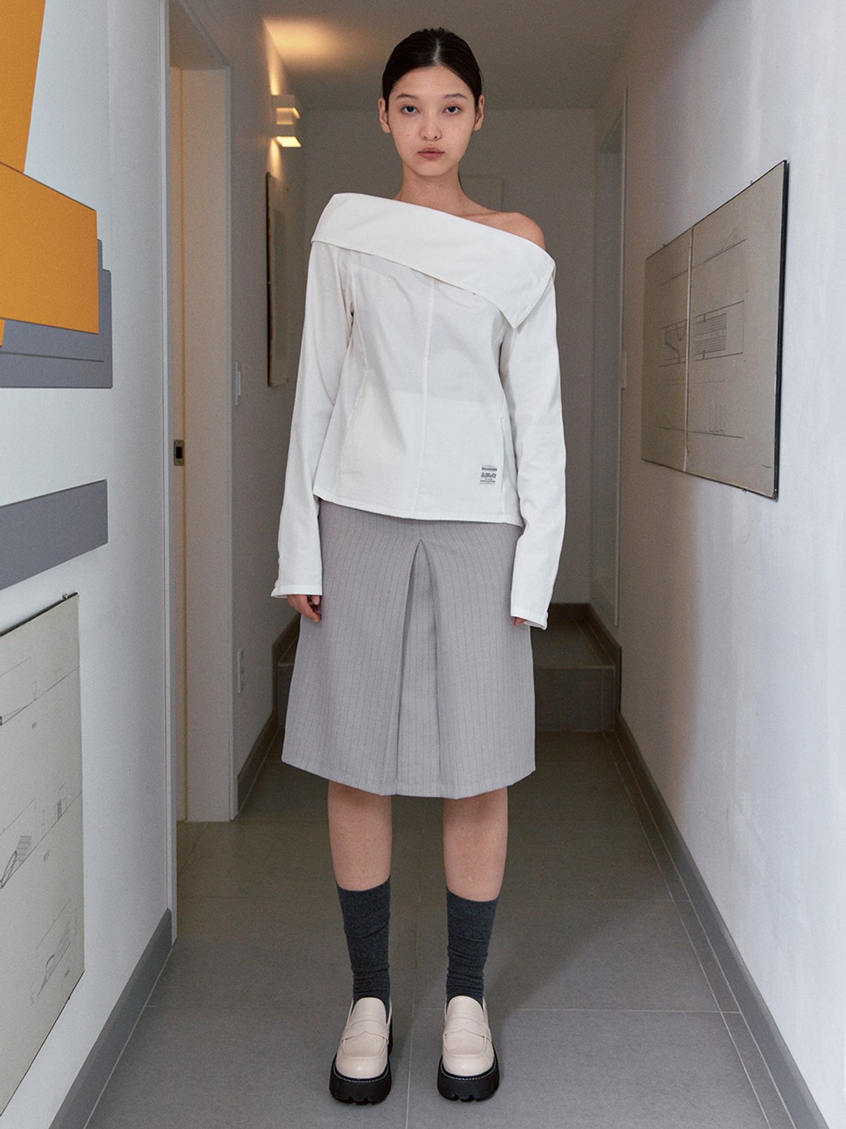 시눈(SINOON) OFF-SHOULDER BOTTONED BLOUSE (IVORY)