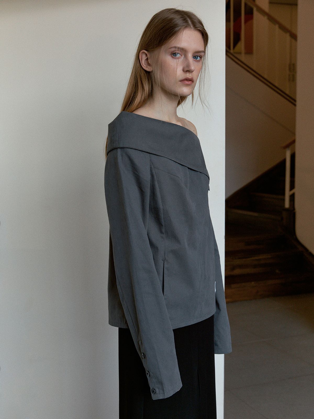시눈(SINOON) OFF-SHOULDER BOTTONED BLOUSE (CHARCOAL)