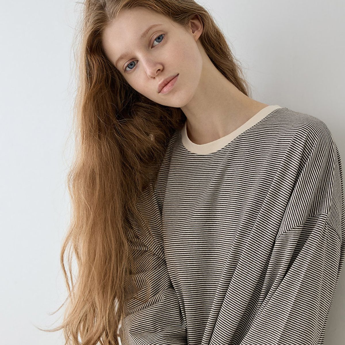 코즈넉(KOZNOK) 스트라이프 순면 긴팔 원피스 잠옷 브라운
