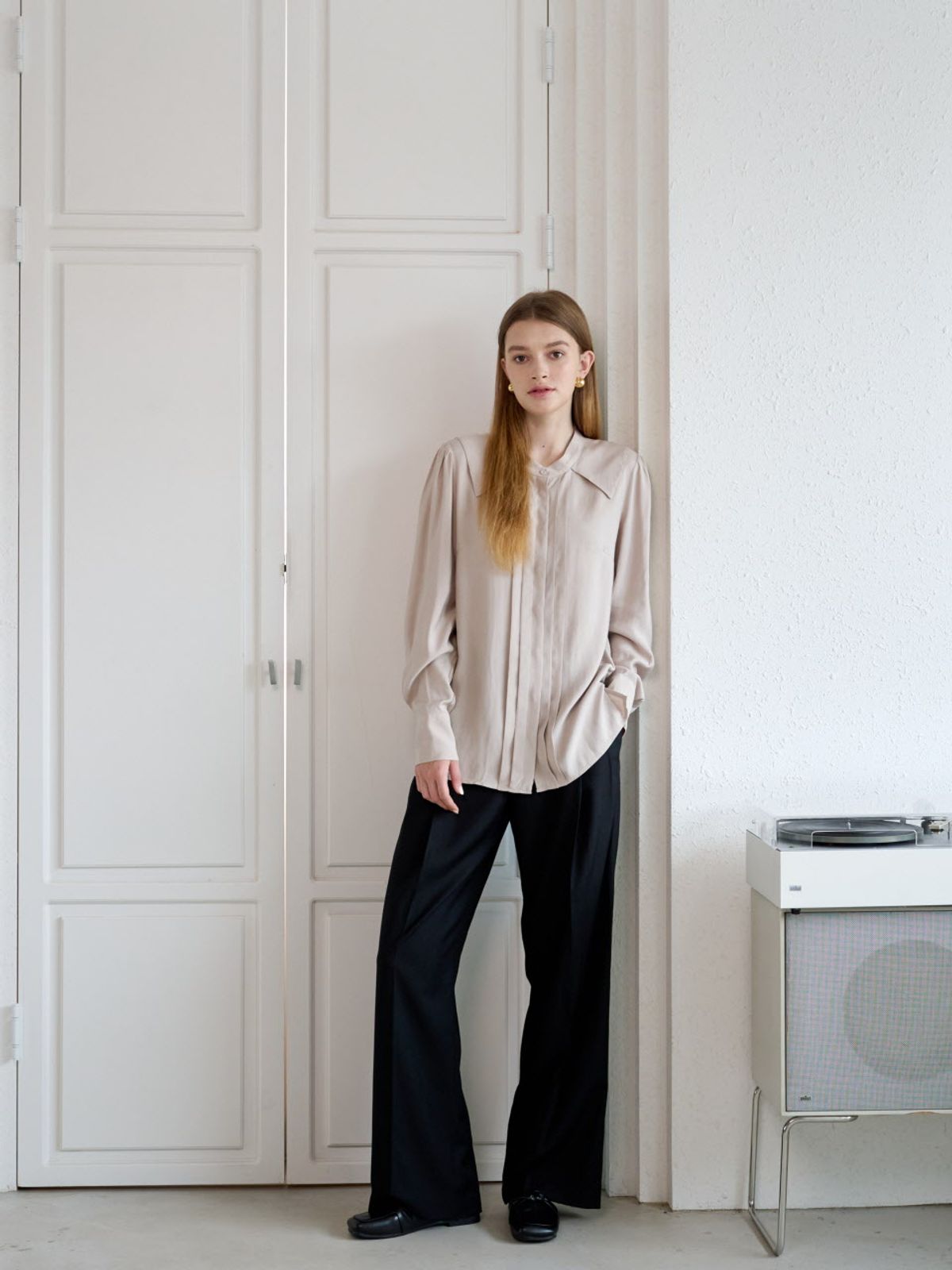 코엣(COETT) 엘렌 플리츠 블라우스 Ellen Pleats Blouse_BEIGE