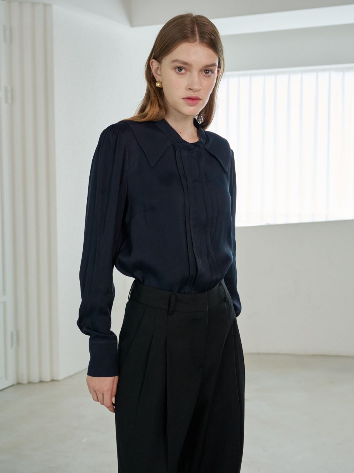 코엣(COETT) 엘렌 플리츠 블라우스 Ellen Pleats Blouse_NAVY