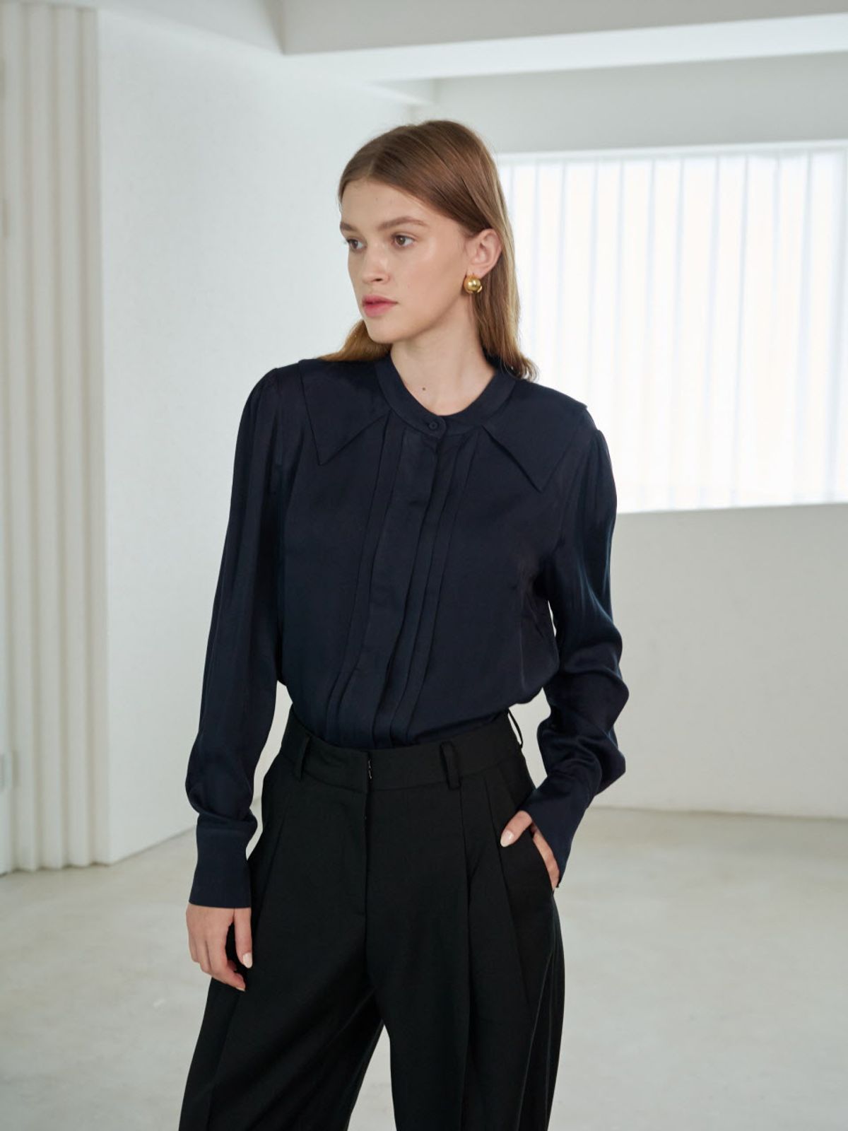 코엣(COETT) 엘렌 플리츠 블라우스 Ellen Pleats Blouse_NAVY