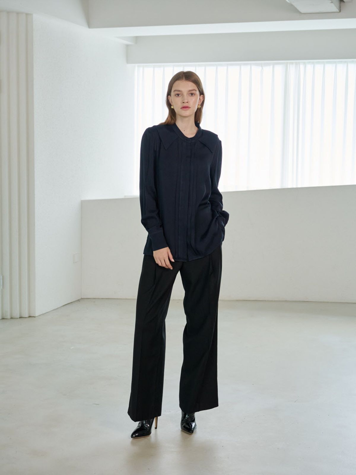 코엣(COETT) 엘렌 플리츠 블라우스 Ellen Pleats Blouse_NAVY