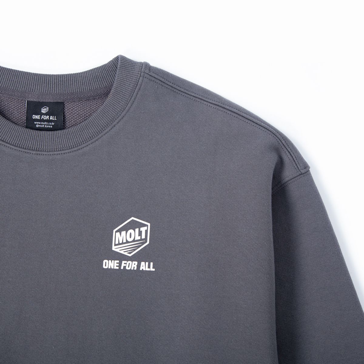 몰트(MOLT) Signature 로고 스퀘어 라벨 맨투맨(차콜)