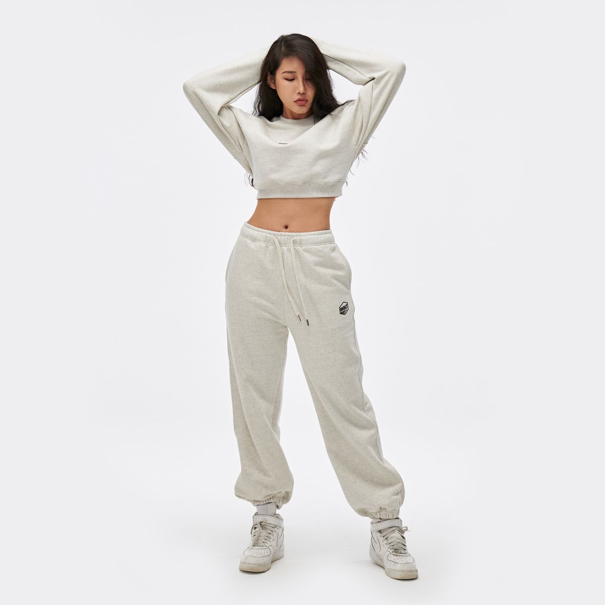 몰트(MOLT) O.F.A 로고 크롭 맨투맨(오트밀)