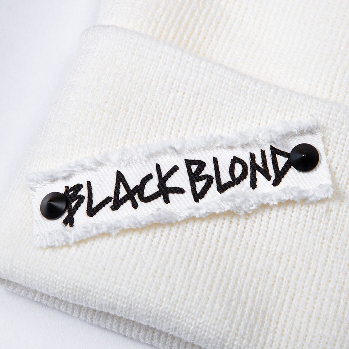 블랙블론드(BLACKBLOND) 비비디 사이드 팻치 롱 비니 (화이트)