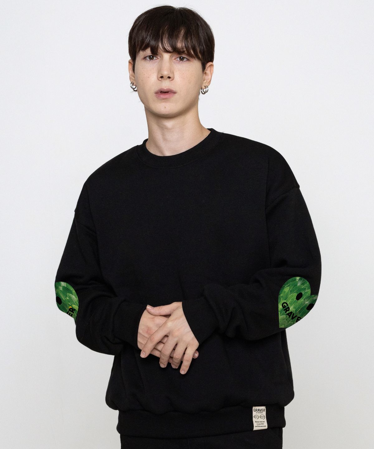 그레이버(GRAVER) [UNISEX]엘보우 잎 스마일 하트 맨투맨_블랙