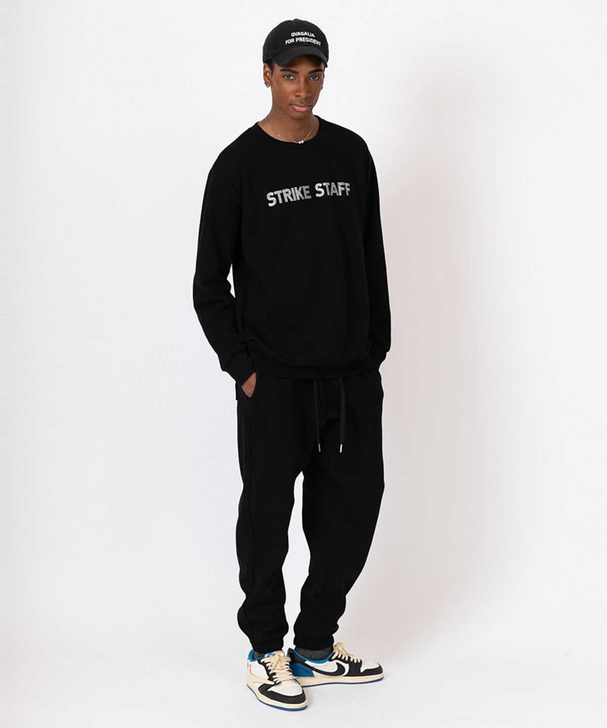스트라이크(STRIKE) 스태프 크리스탈 스웨트 셔츠 (BLACK)