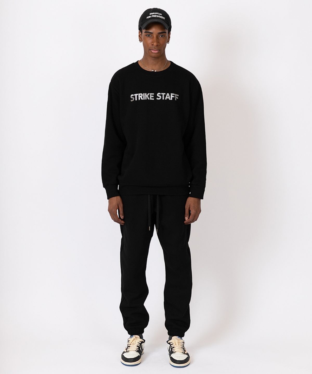 스트라이크(STRIKE) 스태프 크리스탈 스웨트 셔츠 (BLACK)