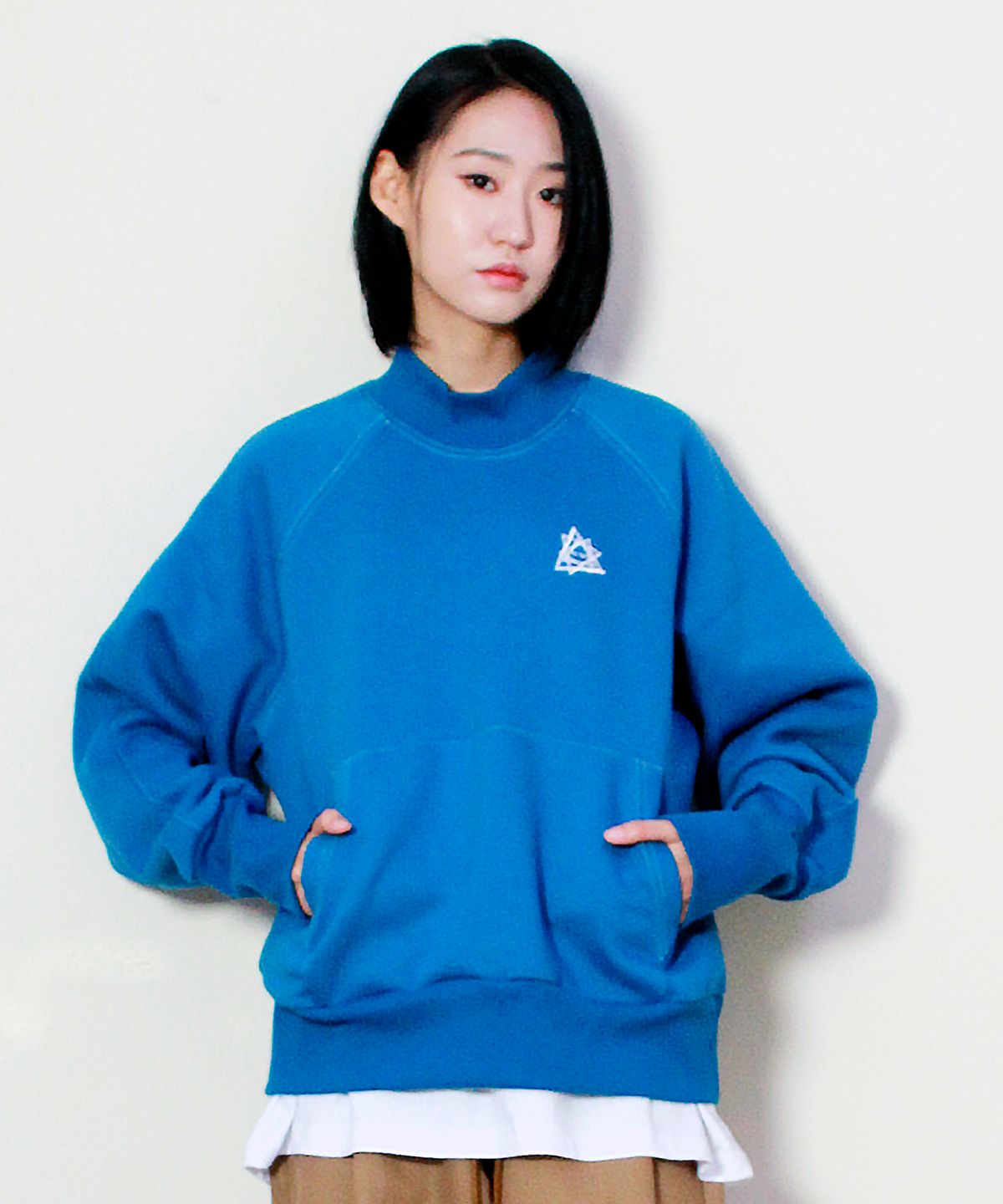 드마크(DEMARC) 하이넥 스티치 라글란 기모 맨투맨 블루