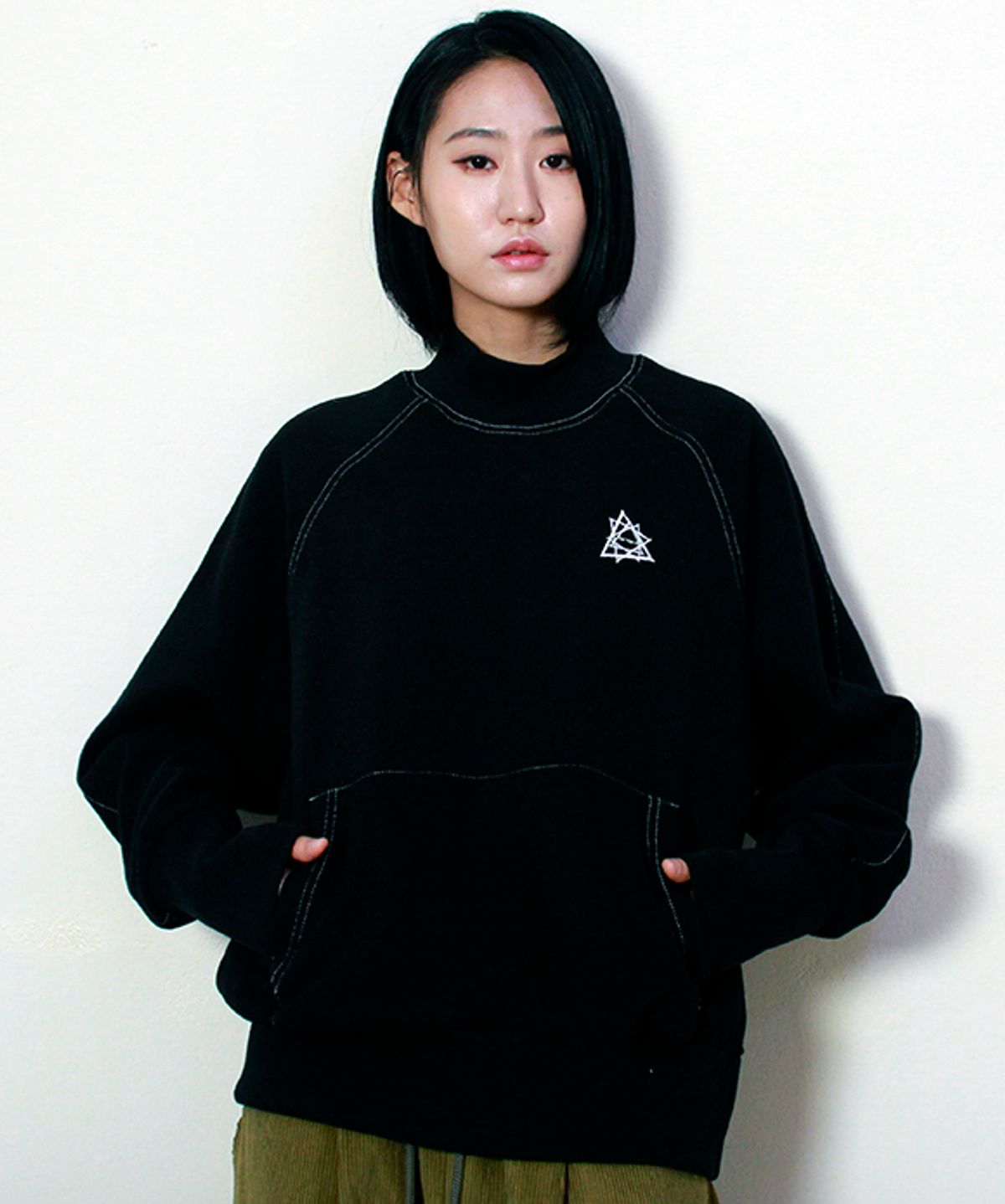 드마크(DEMARC) 하이넥 스티치 라글란 기모 맨투맨 블랙