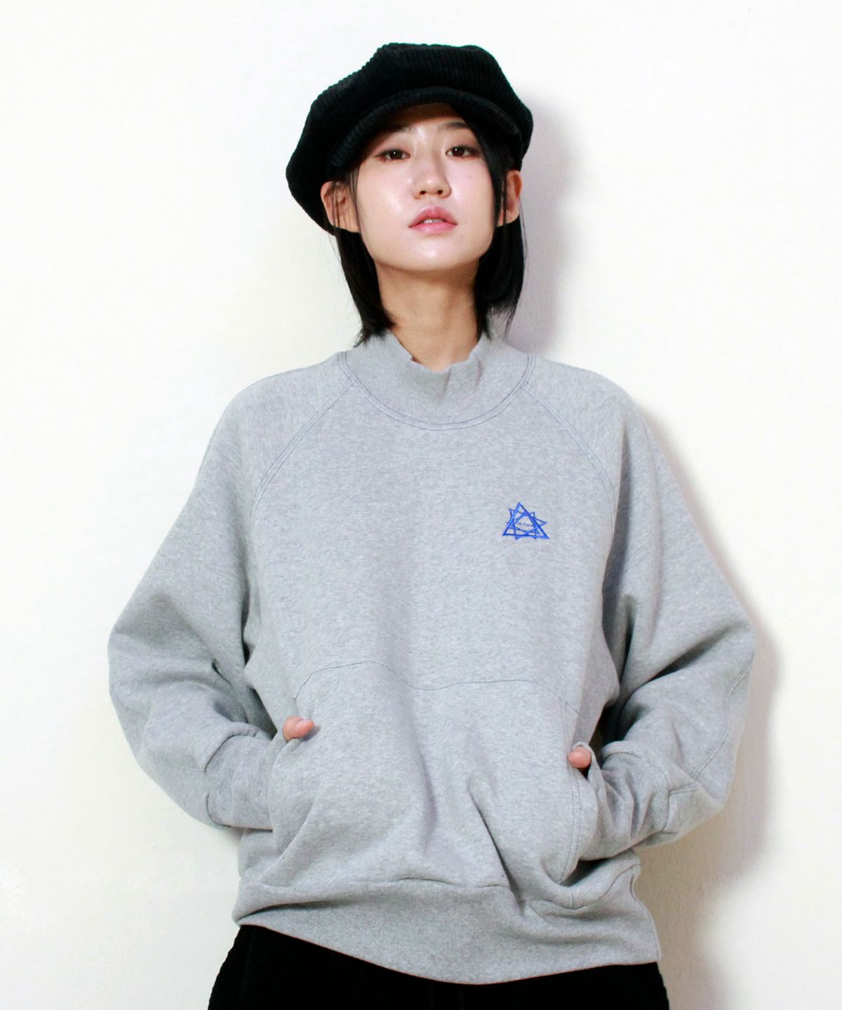 드마크(DEMARC) 하이넥 스티치 라글란 기모 맨투맨 그레이