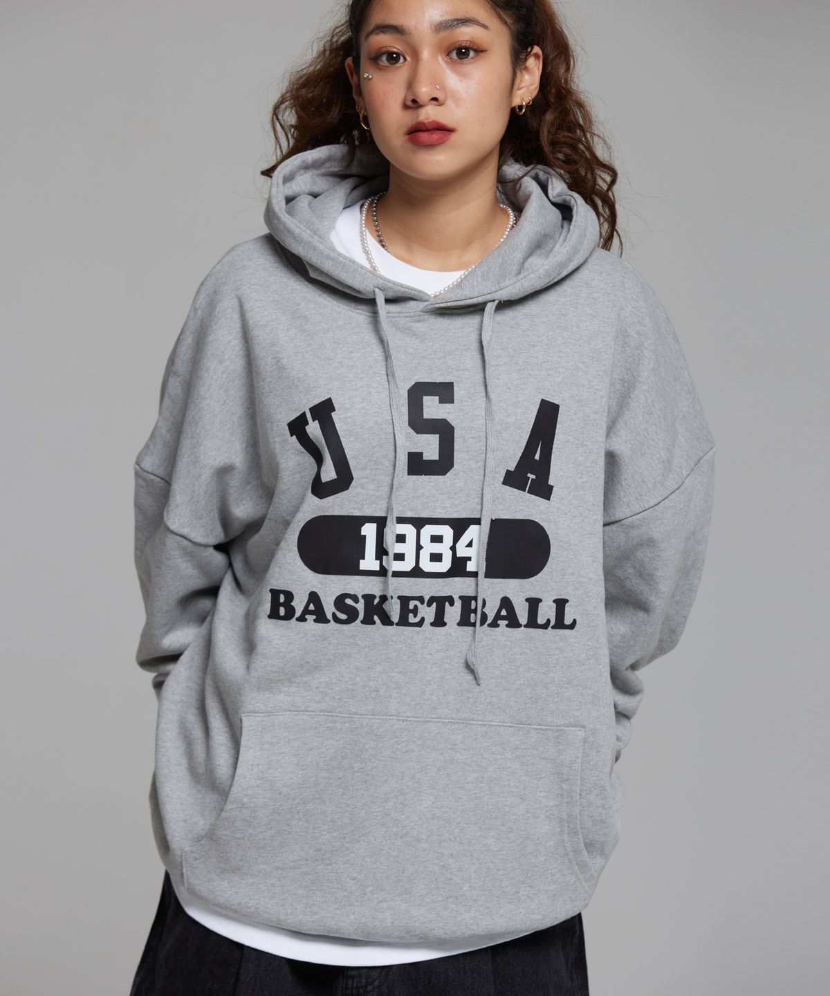크림소다랩(CREAM SODA LAB) 유에스에이 바스켓볼 후드티 그레이 블랙