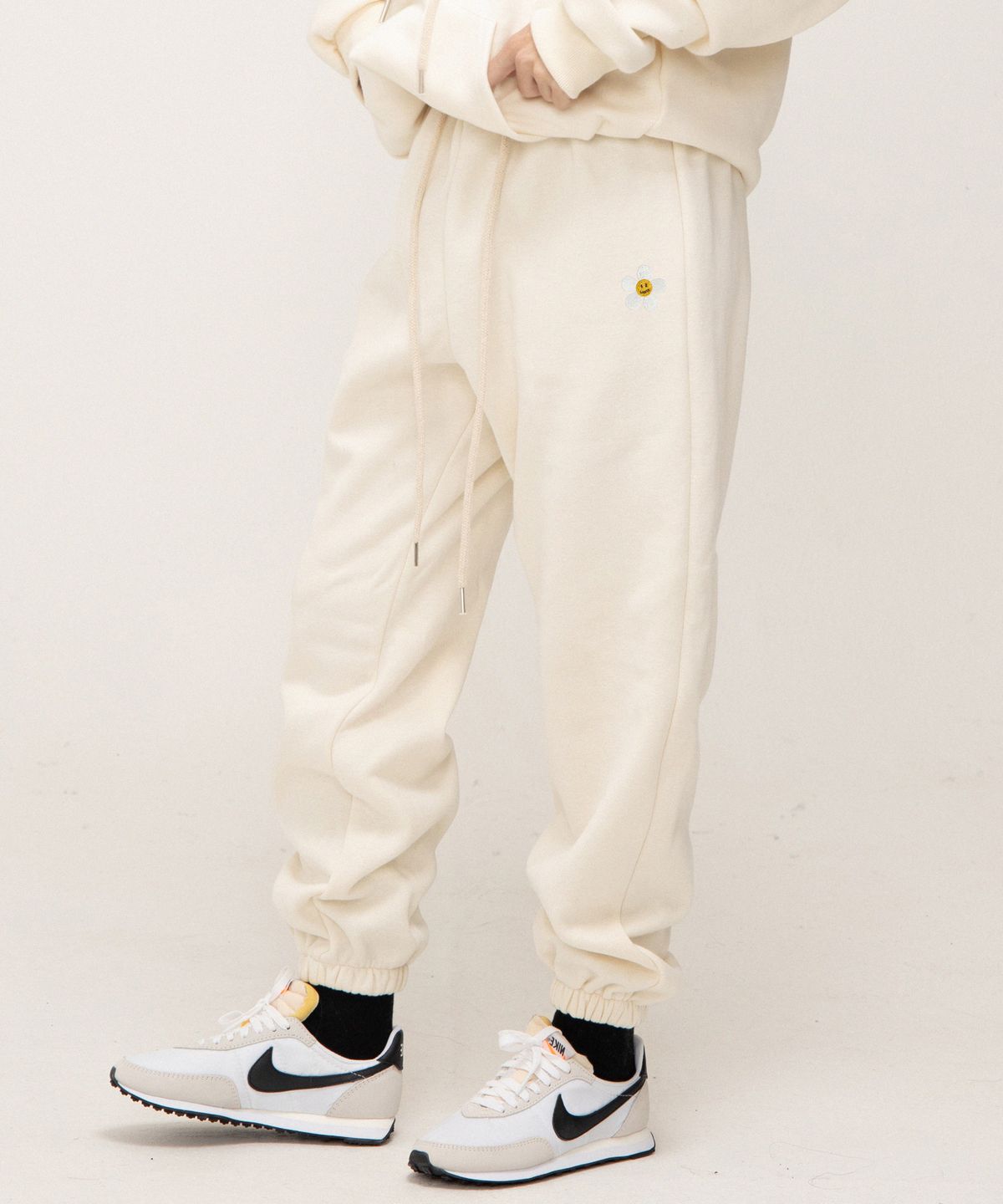 그레이버(GRAVER) [UNISEX]플라워도트 자수 스웻 조거팬츠_크림