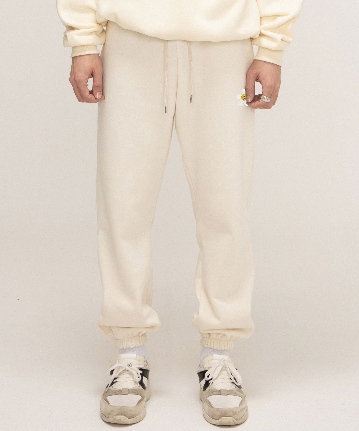 그레이버(GRAVER) [UNISEX]플라워도트 자수 스웻 조거팬츠_크림