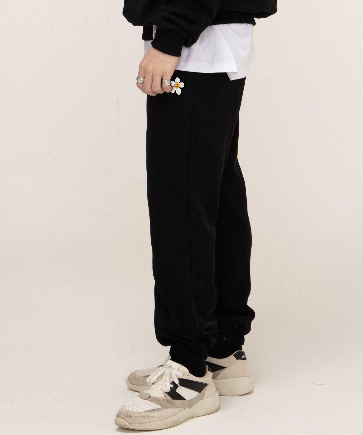 그레이버(GRAVER) [UNISEX]플라워도트 자수 스웻 조거팬츠_블랙