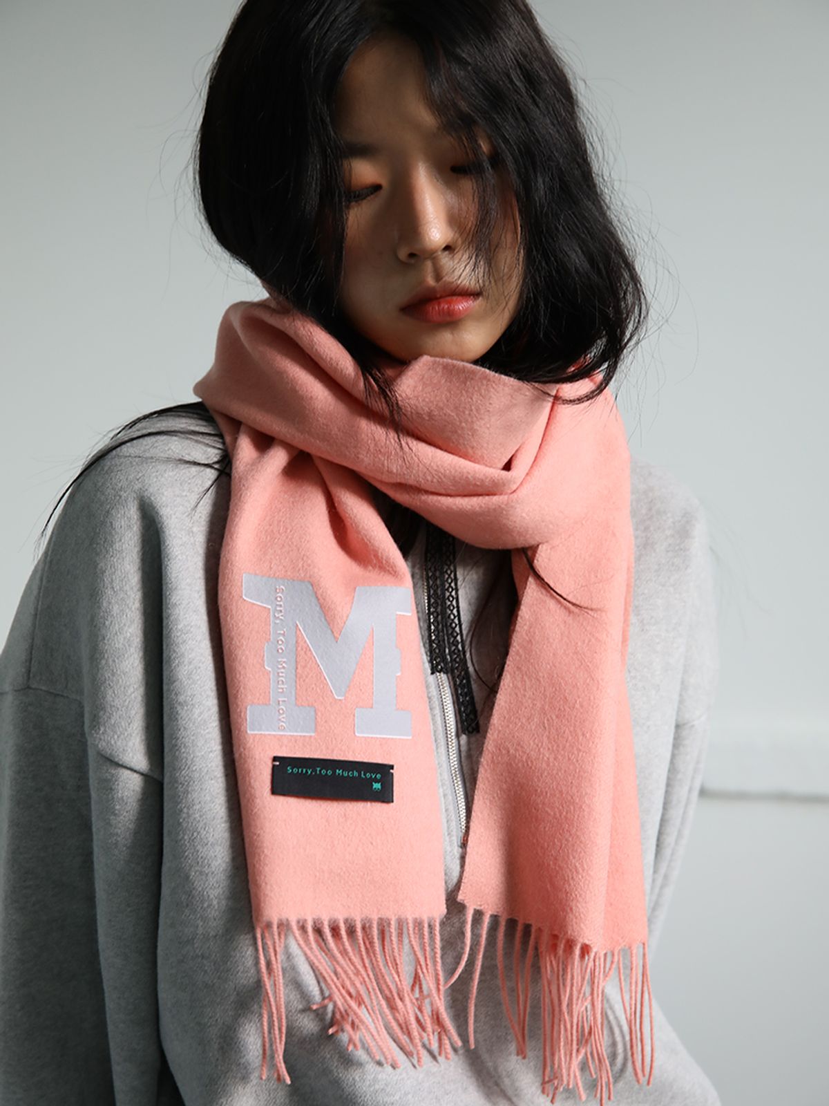 쏘리, 투 머치 러브(SORRY, TOO MUCH LOVE) Logo Printed Wool Muffler_Pink