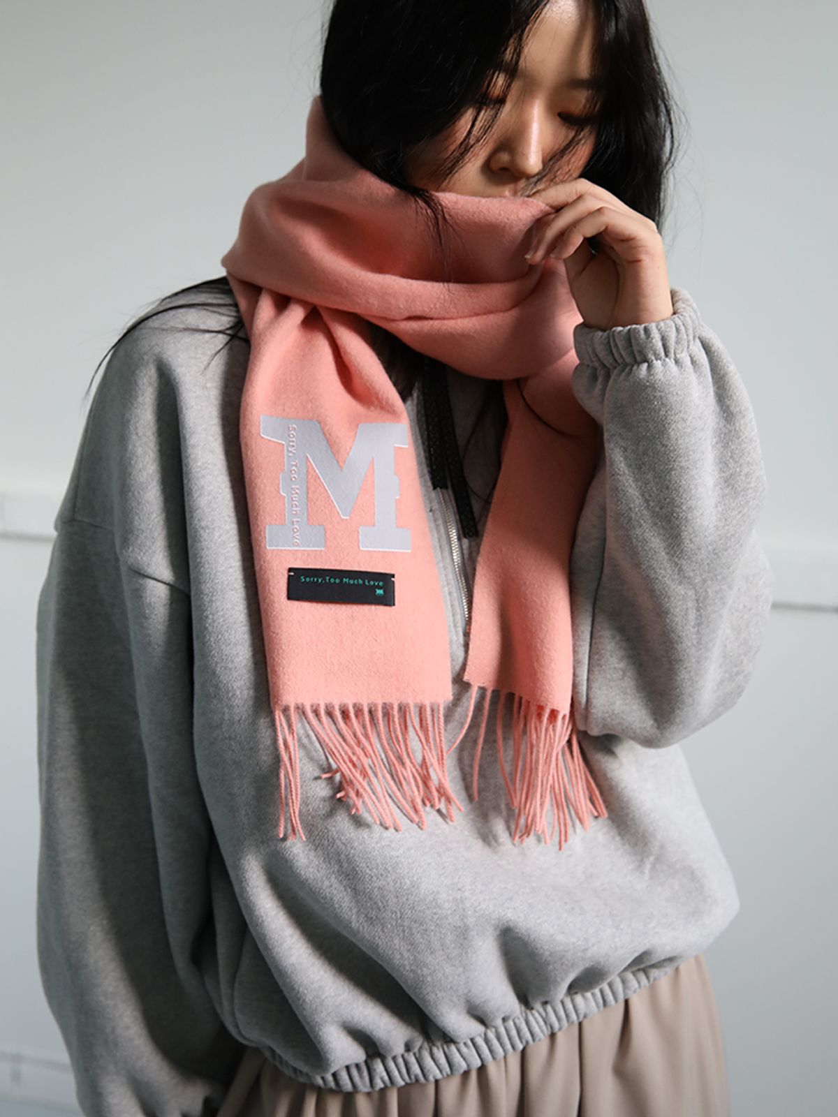 쏘리, 투 머치 러브(SORRY, TOO MUCH LOVE) Logo Printed Wool Muffler_Pink