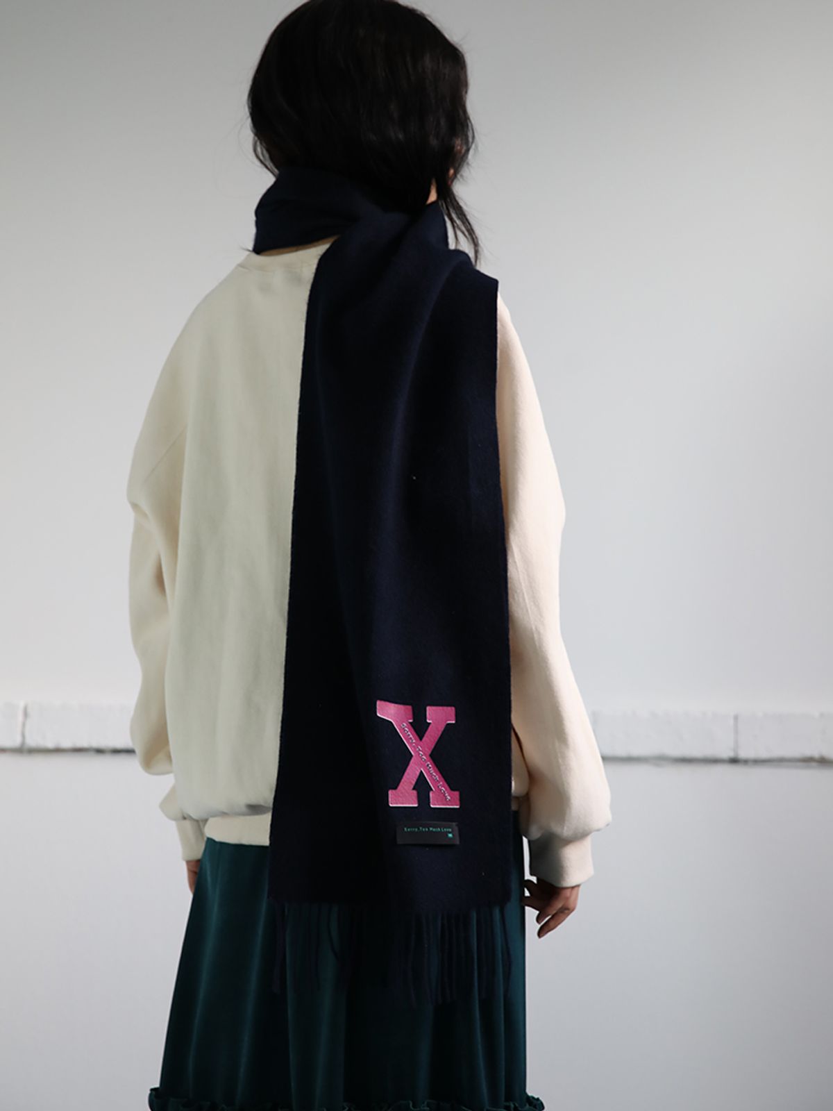 쏘리, 투 머치 러브(SORRY, TOO MUCH LOVE) Logo Printed Wool Muffler_Navy