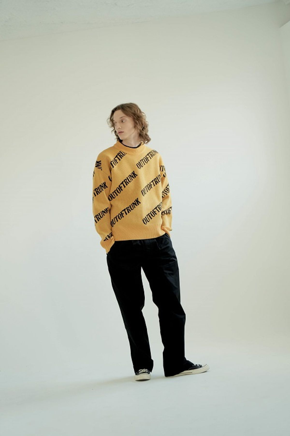 아웃 오브 트렁크(OUT OF TRUNK) OOT Logo Knit Sweater (Mustard)