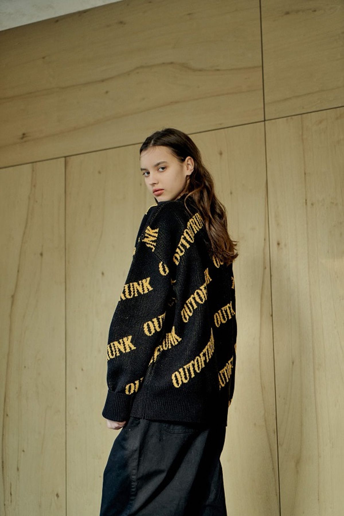 아웃 오브 트렁크(OUT OF TRUNK) OOT Logo Knit Sweater (Black)