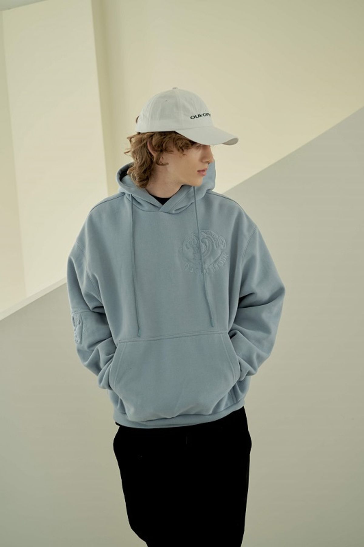 아웃 오브 트렁크(OUT OF TRUNK) Mutt Character Hoodie (Sky Blue)