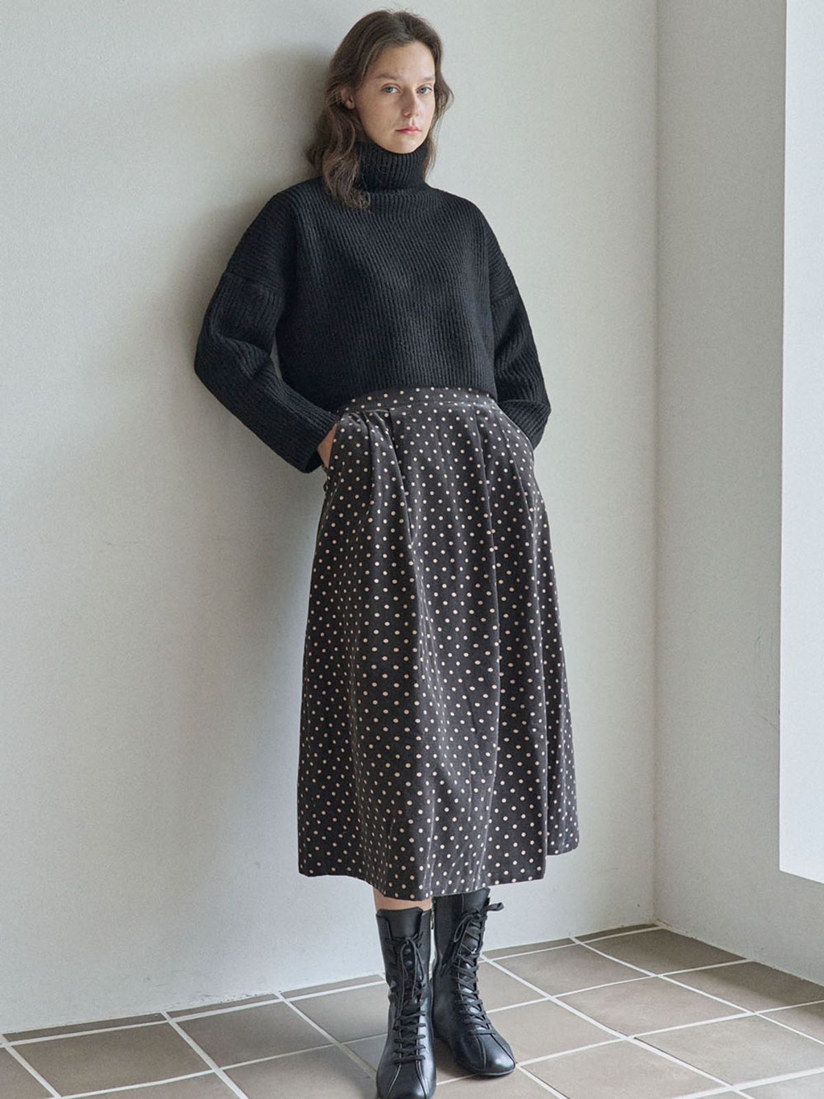 아방(AVANT-G) Turtleneck Cropped Knit Pullover - BLACK